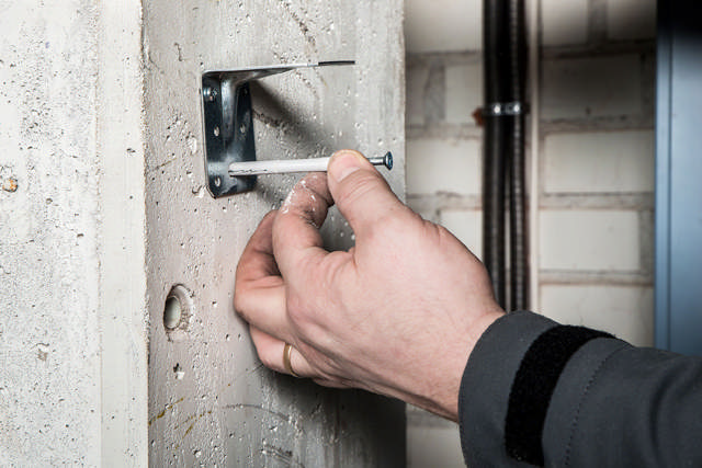 Naglu dībeļi ar konisku atloku, spīdīgi cinkoti