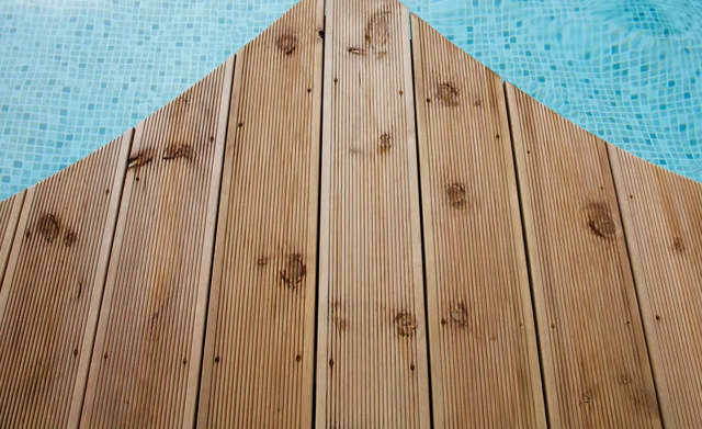 Närbild på rillad trall i en triangelform vid pool.